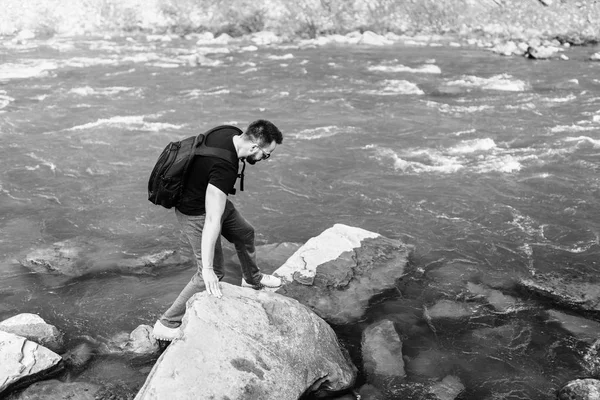 Молодые люди хорошо проводят время у горной реки — стоковое фото