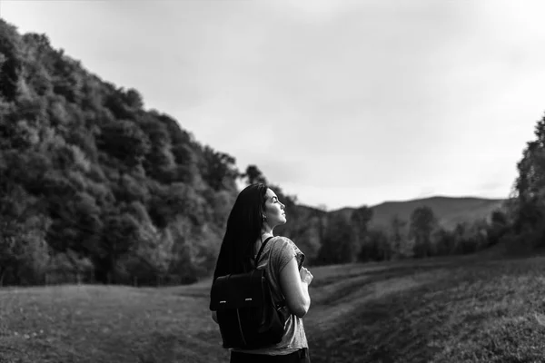 Voyage fille avec sac à dos voyageant dans les montagnes — Photo