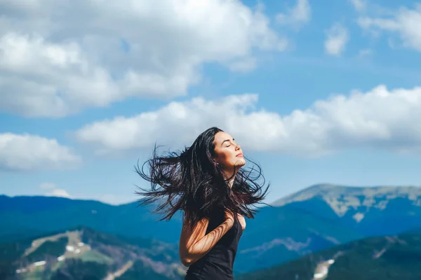 Brunette meisje op de top van de berg — Stockfoto