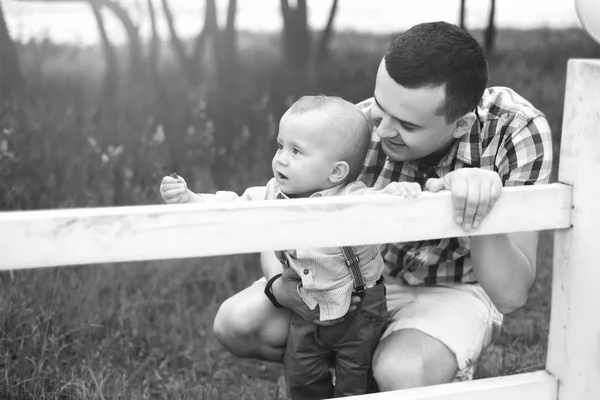 Glücklicher junger Vater mit kleinem Sohn hat Spaß im Park — Stockfoto