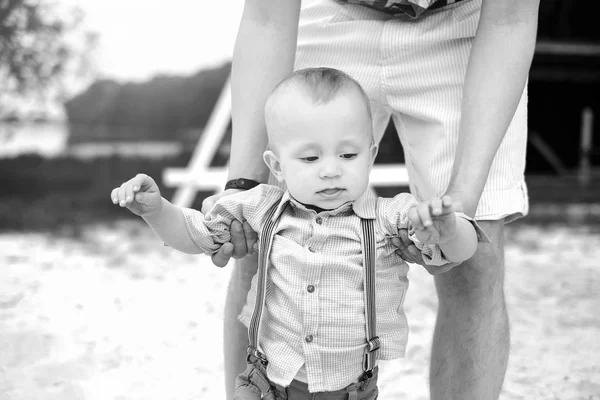 Felice giovane padre con il piccolo figlio divertirsi all'aperto nel parco — Foto Stock