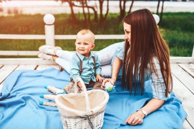 mutlu anne ile küçük oğlu