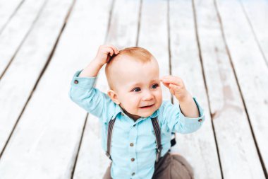 Şirin küçük çocuk.