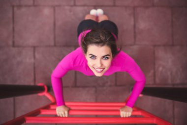 Oldukça sportif kız egzersiz