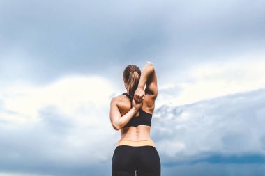 Sportif kız uzanan gösterilen