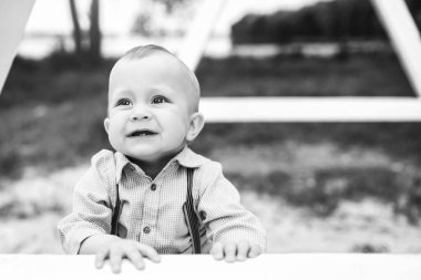 Parktaki küçük şirin çocuk.