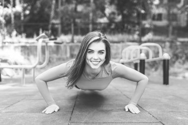 Oldukça sportif kız egzersiz