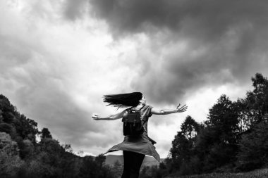 Sırt çantalı kadın dağlarda