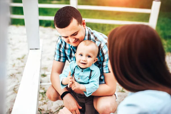 Pais felizes com filho — Fotografia de Stock