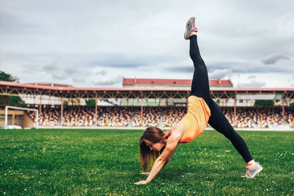 Sportif kız uzanan gösterilen