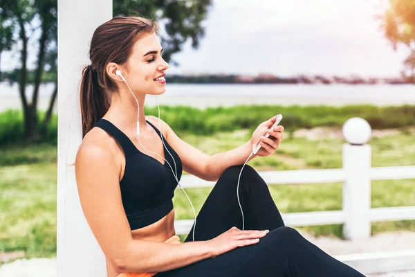 Chica deportiva con teléfono —  Fotos de Stock