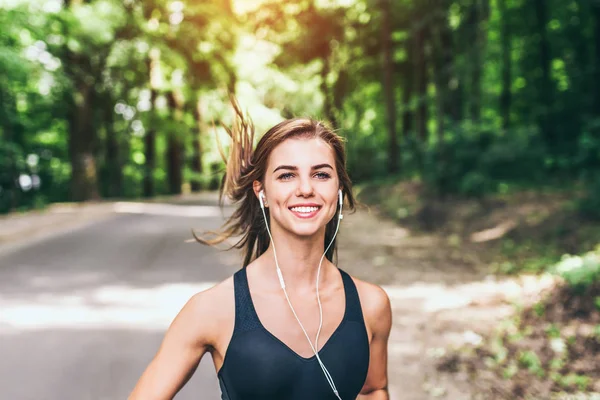 Fitness ragazza in esecuzione nel parco — Foto Stock