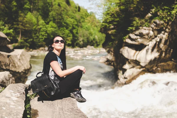 Dívka turistické horské řeky — Stock fotografie