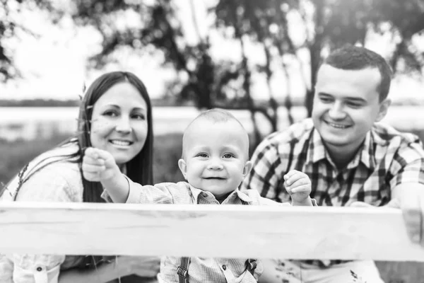 Junge glückliche Eltern — Stockfoto