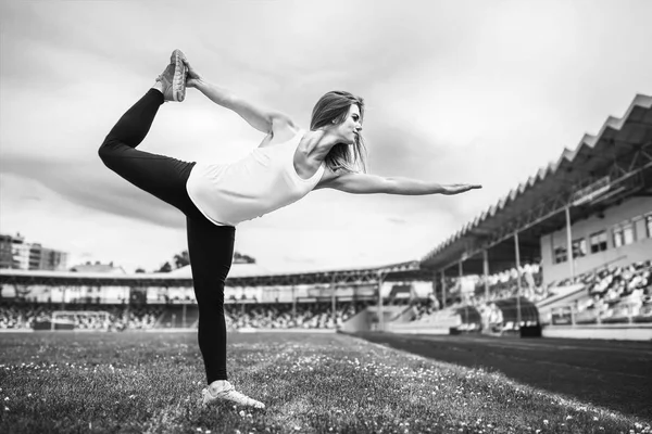 Chica deportiva mostrando estiramiento — Foto de Stock