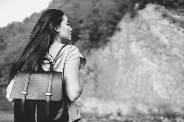 Menina com mochila viajando — Fotografia de Stock