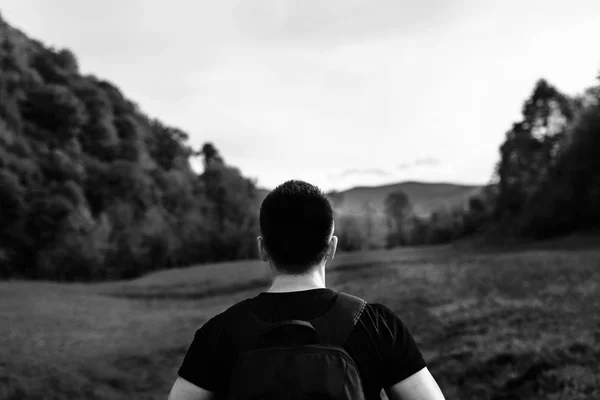 Young tourist man in mountains — Stock Photo, Image