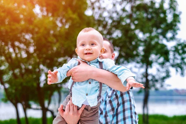 Pai com filho pequeno ao ar livre — Fotografia de Stock