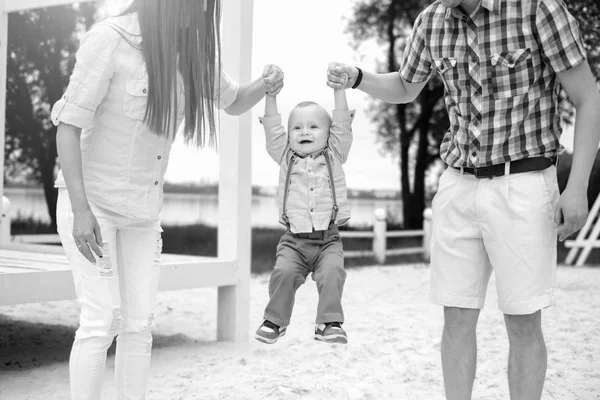 Genitori che giocano con il piccolo figlio — Foto Stock