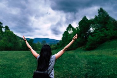 Sırt çantalı kadın dağlarda