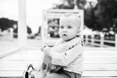 Açık oynayan küçük çocuk