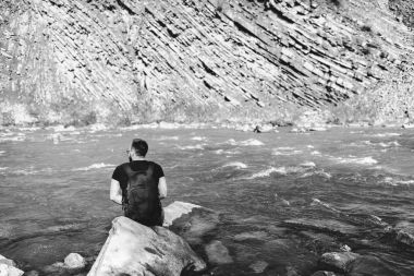 Gezgin dağ Nehri yakınında