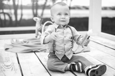 Açık oynayan küçük çocuk