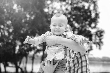 küçük oğlu ile genç Baba