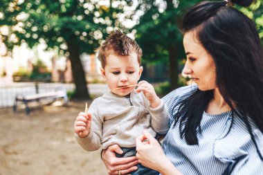 Anne ile küçük oğlu Parkı  