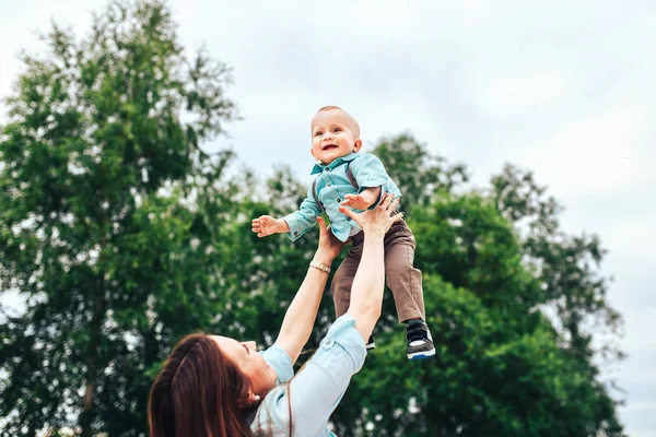 Mamma leker med lilla son — Stockfoto