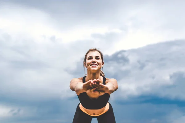 Menina mostrando exercícios de alongamento — Fotografia de Stock