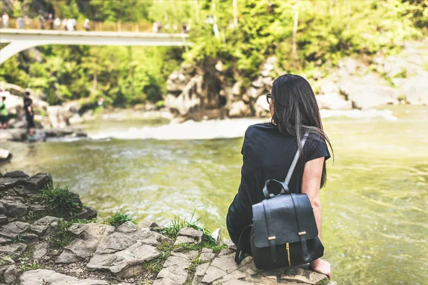 Toeristische meisje in de buurt van de rivier van de berg — Stockfoto
