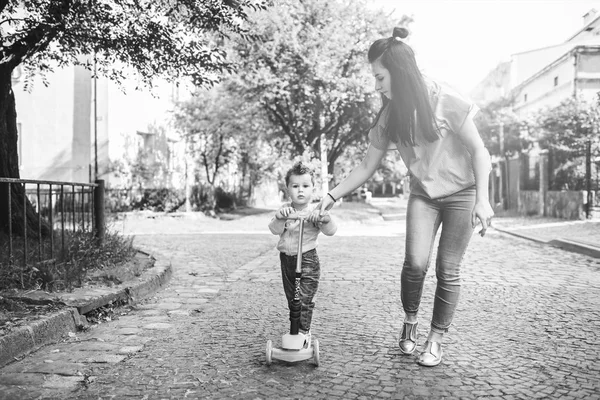 Mère avec son fils dans le parc — Photo