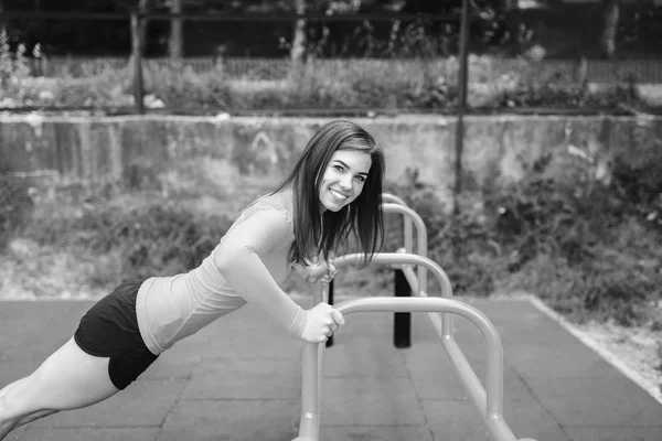 Sport fille séance d'entraînement en plein air — Photo