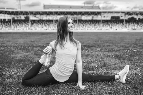 Mooi meisje training buiten — Stockfoto