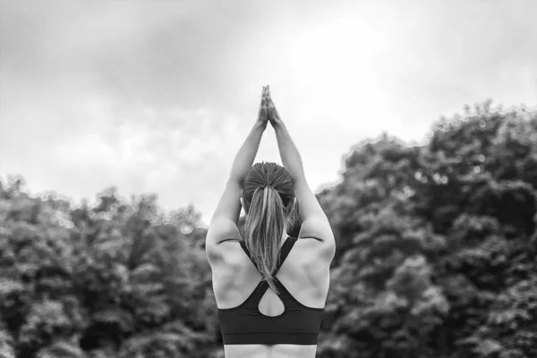 Ragazza mostrando esercizi di stretching — Foto Stock