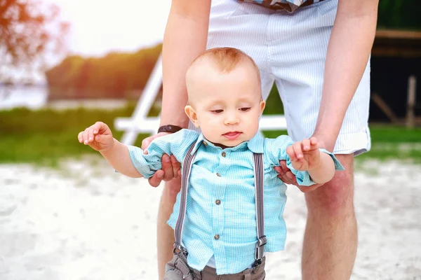 küçük oğlu ile genç Baba