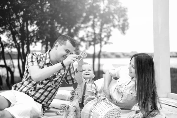 Anne ile oğlu parkta oynarken 