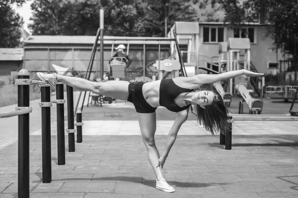 Спортивные девушки тренировки на открытом воздухе — стоковое фото
