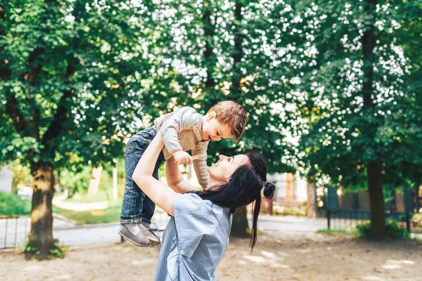 Anne ve küçük oğlu.