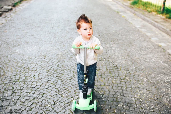 Chico montando scooter — Foto de Stock