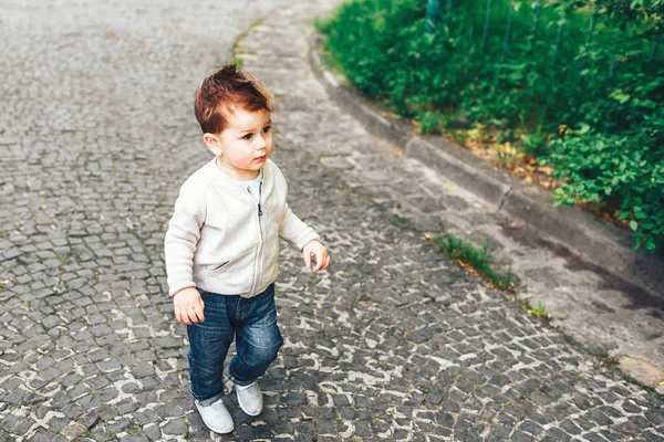 Petit garçon marchant dans la rue — Photo