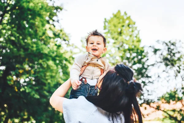 Anne ile küçük oğlu Parkı 