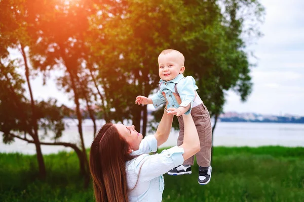 Mamma leker med lilla son — Stockfoto