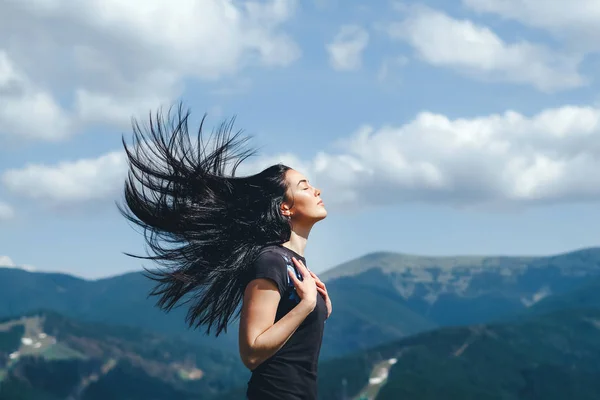 Fille avec des cheveux en streaming — Photo