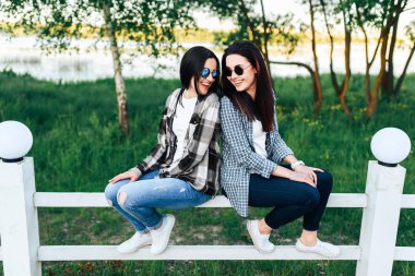 Güneş gözlüklü iki genç kadın.