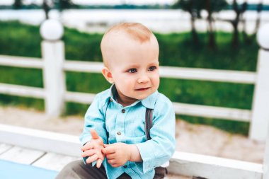 Açık oynayan küçük çocuk