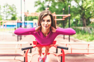 Sportif kız egzersiz yapıyor