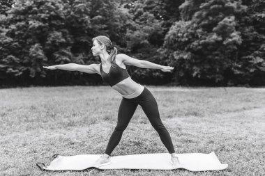 germe egzersizleri yaparken kız