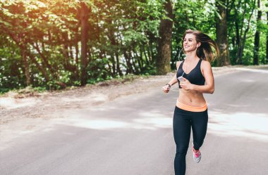 parkta koşan fitness kız